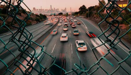 开云全站-【现场疯狂】球迷狂欢夜带动比赛氛围极致，球迷欢呼视频